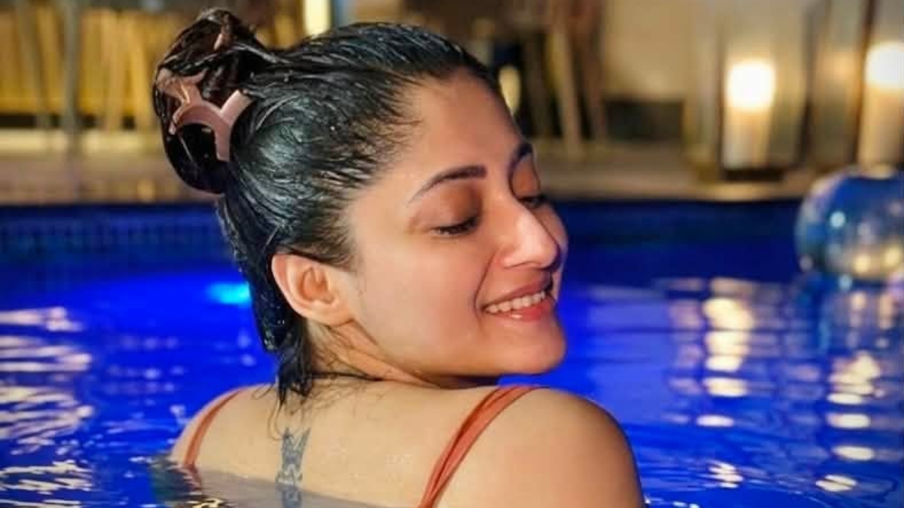 জলে নয়, ডুবে আছি মুহূর্তের গভীরে: পূজা চেরী