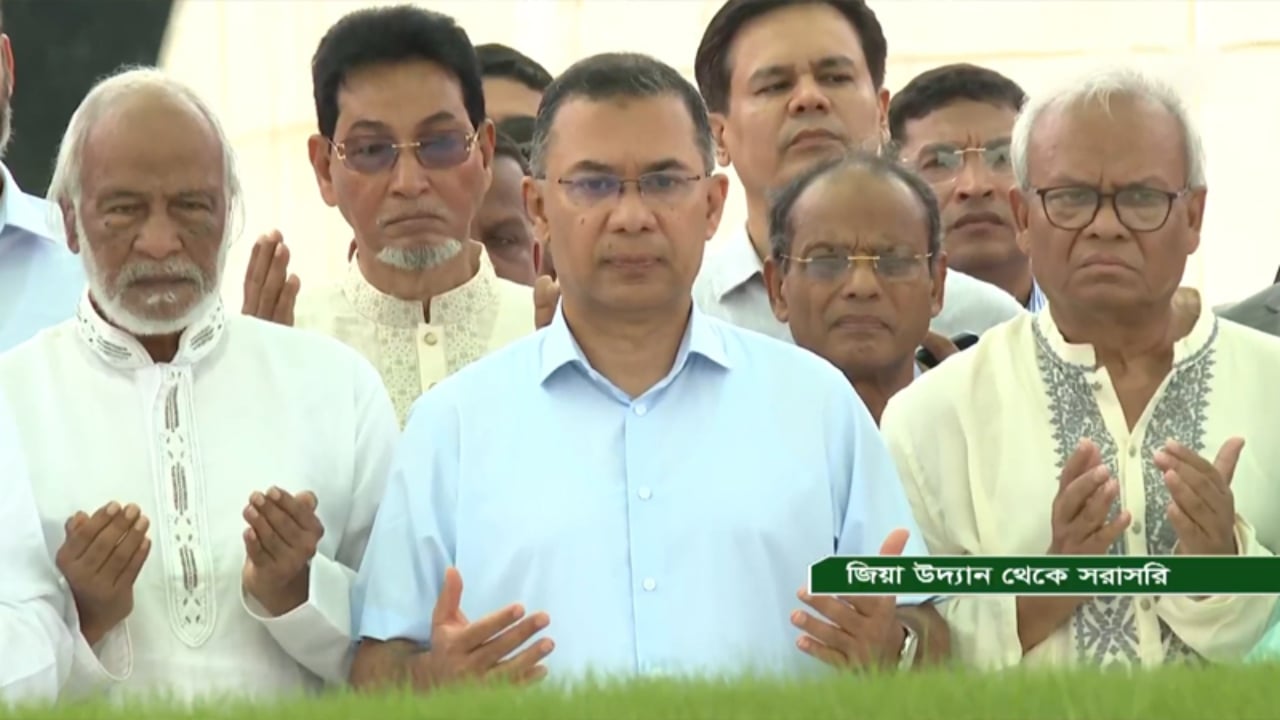 জিয়াউর রহমান ও খালেদা জিয়ার সমাধিতে প্রধানমন্ত্রীর শ্রদ্ধা