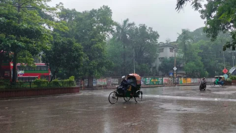 ঝুম বৃষ্টিতে শুরু সকাল, কেমন যাবে সারাদিন
