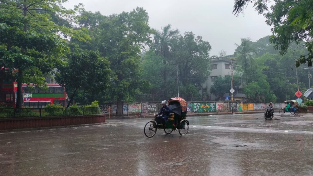 ঝুম বৃষ্টিতে শুরু সকাল, কেমন যাবে সারাদিন