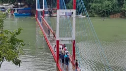 ডুবে গেছে কাপ্তাই হ্রদের ঝুলন্ত সেতু