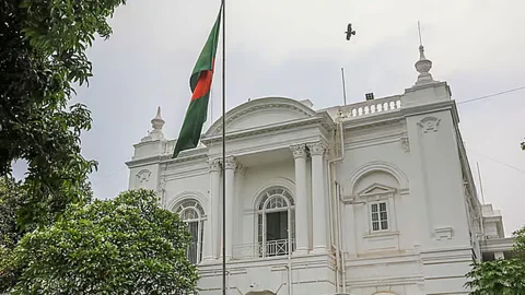 শেখ হাসিনাসহ ৩০ আসামিকে আত্মসমর্পণে সংবাদপত্রে বিজ্ঞপ্তি প্রকাশের নির্দেশ