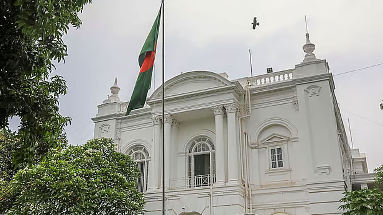 শেখ হাসিনাসহ ৩০ আসামিকে আত্মসমর্পণে সংবাদপত্রে বিজ্ঞপ্তি প্রকাশের নির্দেশ