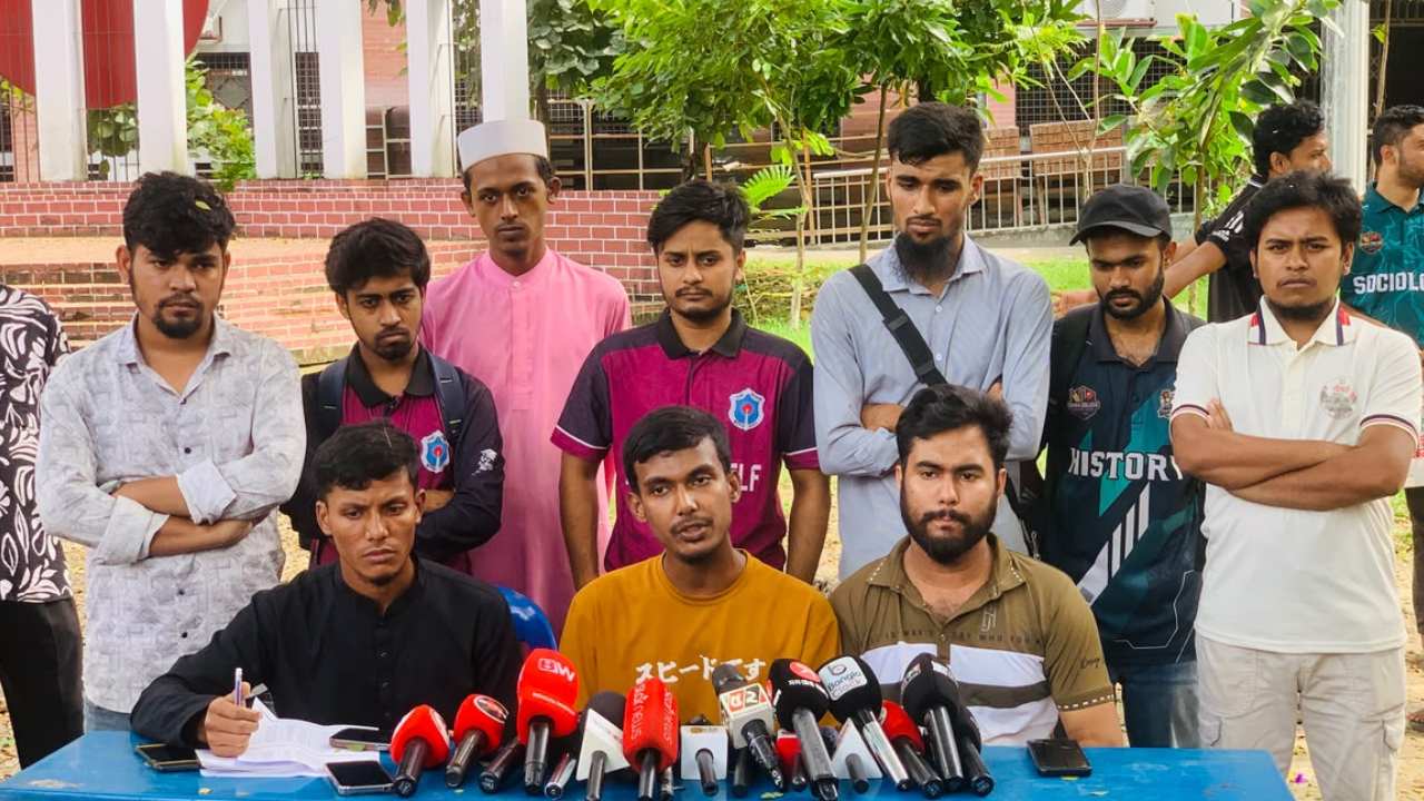 ঢাকা কলেজে হলের বর্তমান সিট বরাদ্দের তালিকা বাতিলের দাবি