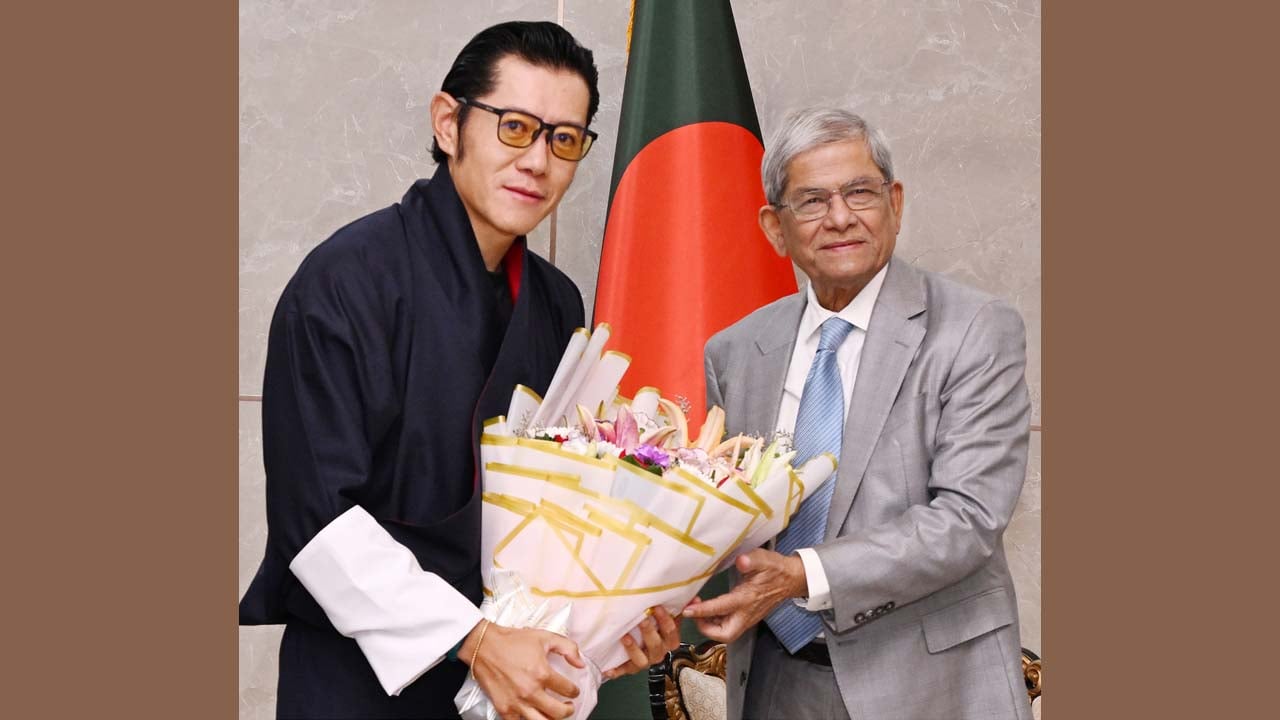 রাষ্ট্রপতি মির্জা ফখরুল ইসলাম আলমগীর বিমানবন্দরের ভিভিআইপি লাউঞ্জে ভুটানের রাজা জিগমে খেসার নামগে ওয়াংচুককে ফুলেল শুভেচ্ছা জানান। ছবি: পিআইডি