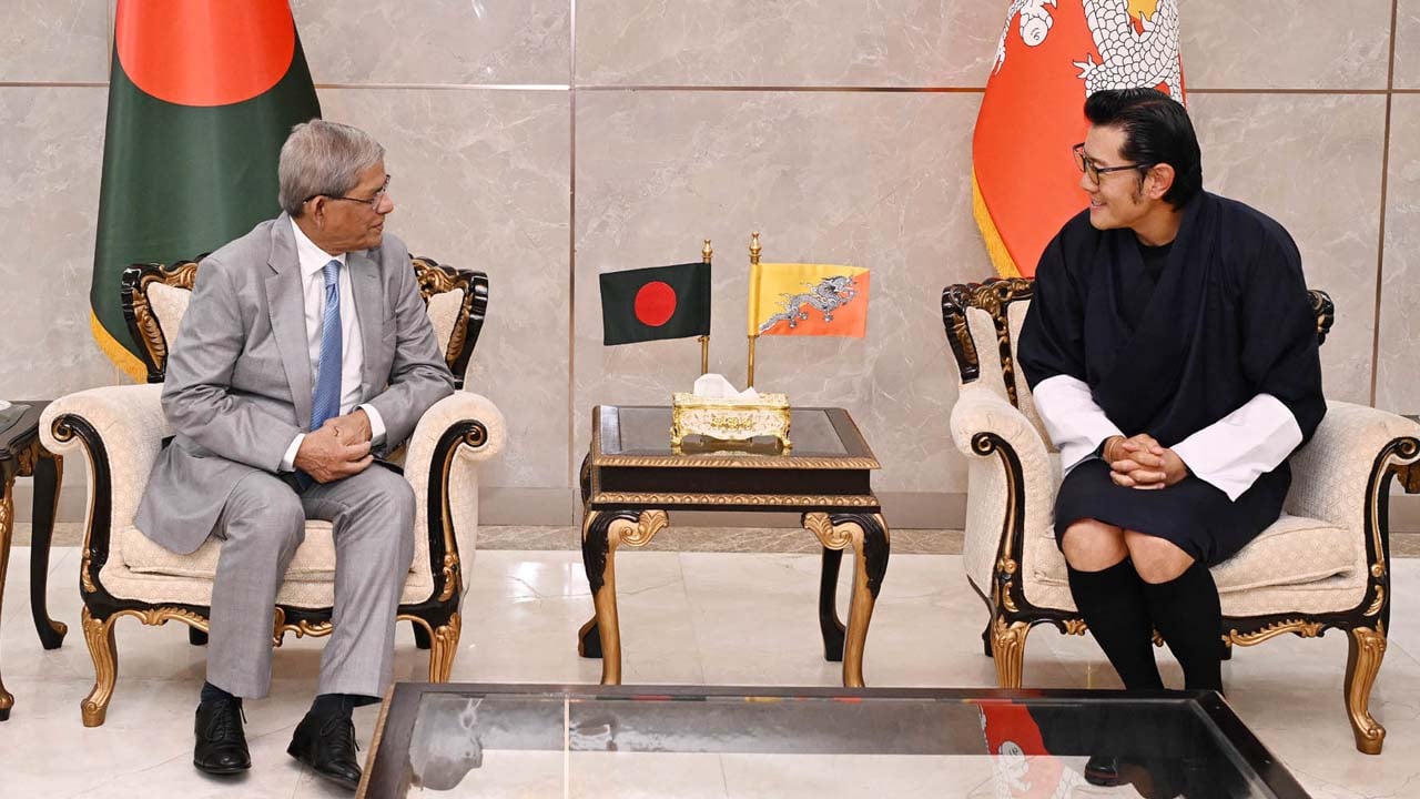 রাষ্ট্রপতি মির্জা ফখরুল ইসলাম আলমগীর বিমানবন্দরের ভিভিআইপি লাউঞ্জে ভুটানের রাজা জিগমে খেসার নামগে ওয়াংচুকের সঙ্গে সৌজন্য সাক্ষাৎ করেন। ছবি: পিআইডি