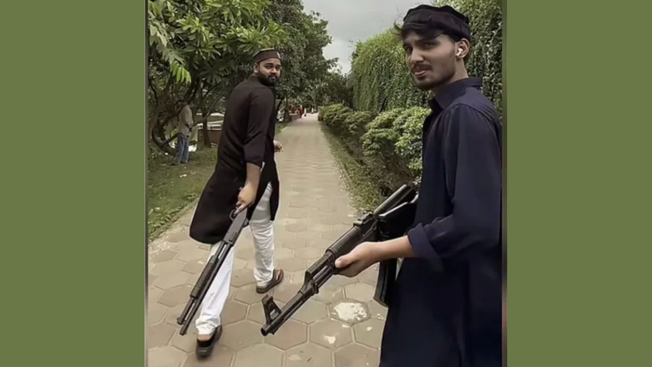 খেলনা বন্দুক হাতে দুই তরুণ