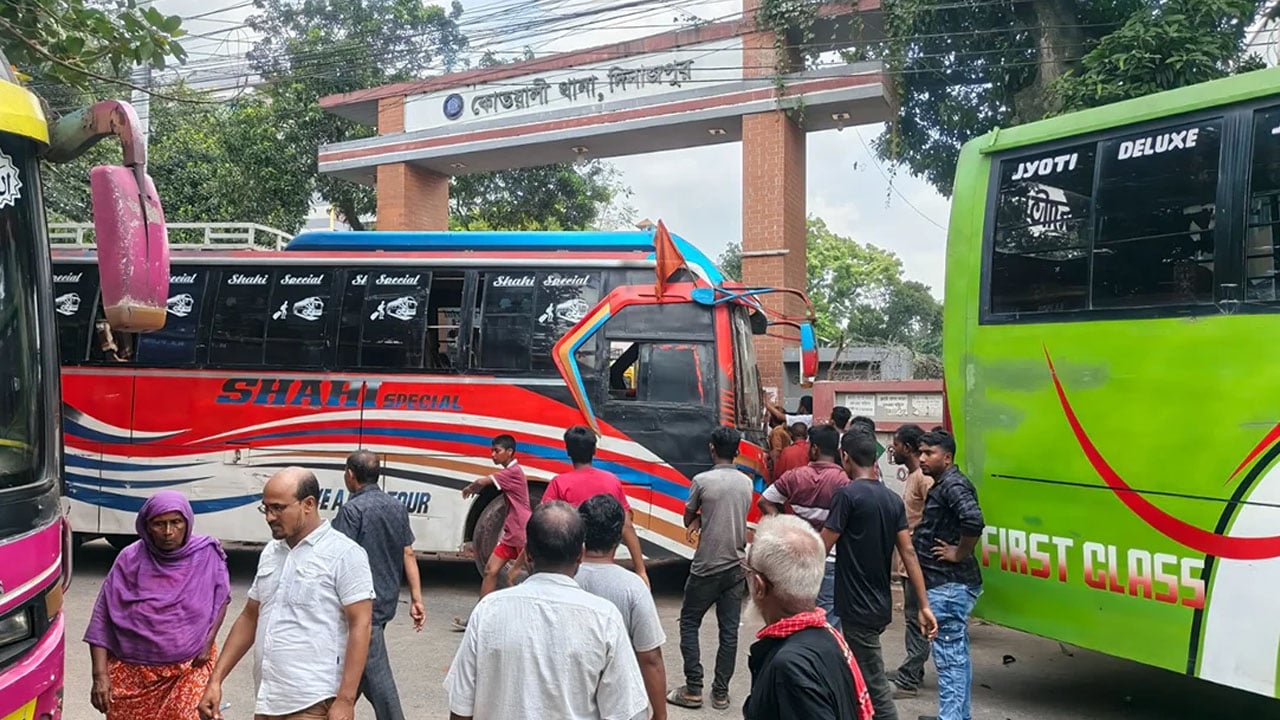 দিনাজপুরে থানা ঘেরাও-সংঘর্ষ, সব রুটে বাস চলাচল বন্ধ