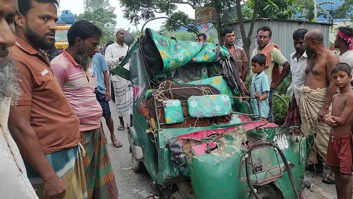সিরাজগঞ্জে ট্রাকচাপায় প্রাণ গেলো ২ জনের