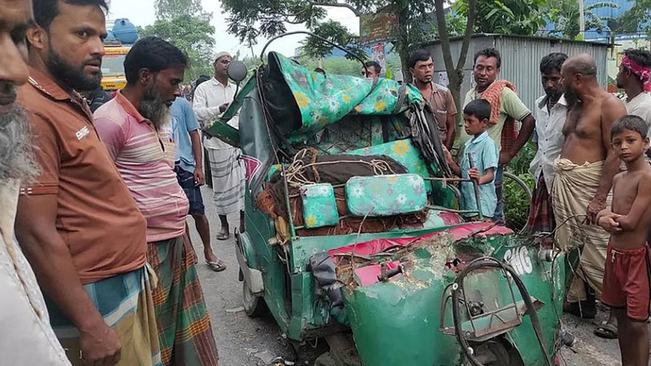 সিরাজগঞ্জে ট্রাকচাপায় প্রাণ গেলো ২ জনের