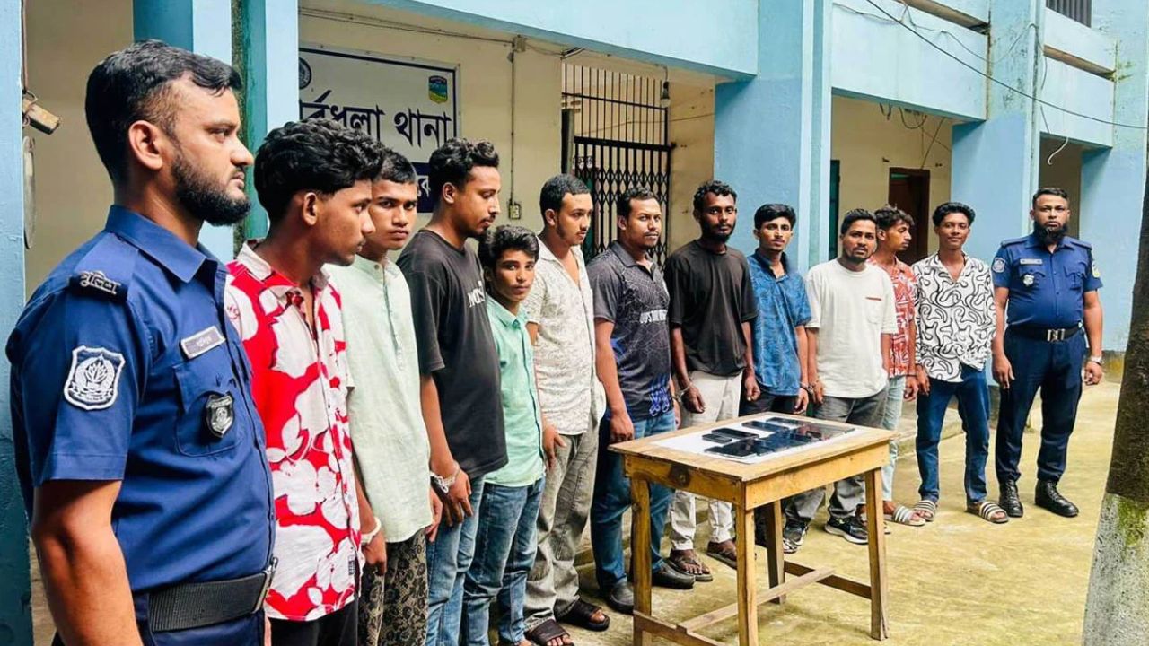 নেত্রকোনায় নিষিদ্ধ ছাত্রলীগের ঝটিকা মিছিলের চেষ্টা, আটক ১৪