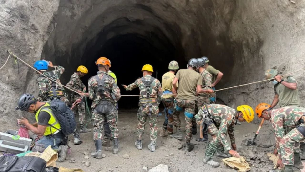 নেপালের রাসুয়া জেলায় বন্যা ও ভূমিধসের পর একটি জলবিদ্যুৎ প্রকল্প এলাকার কাছের সুড়ঙ্গের বাইরে অনুসন্ধান ও উদ্ধার অভিযানে নেপালের সৈন্যরা