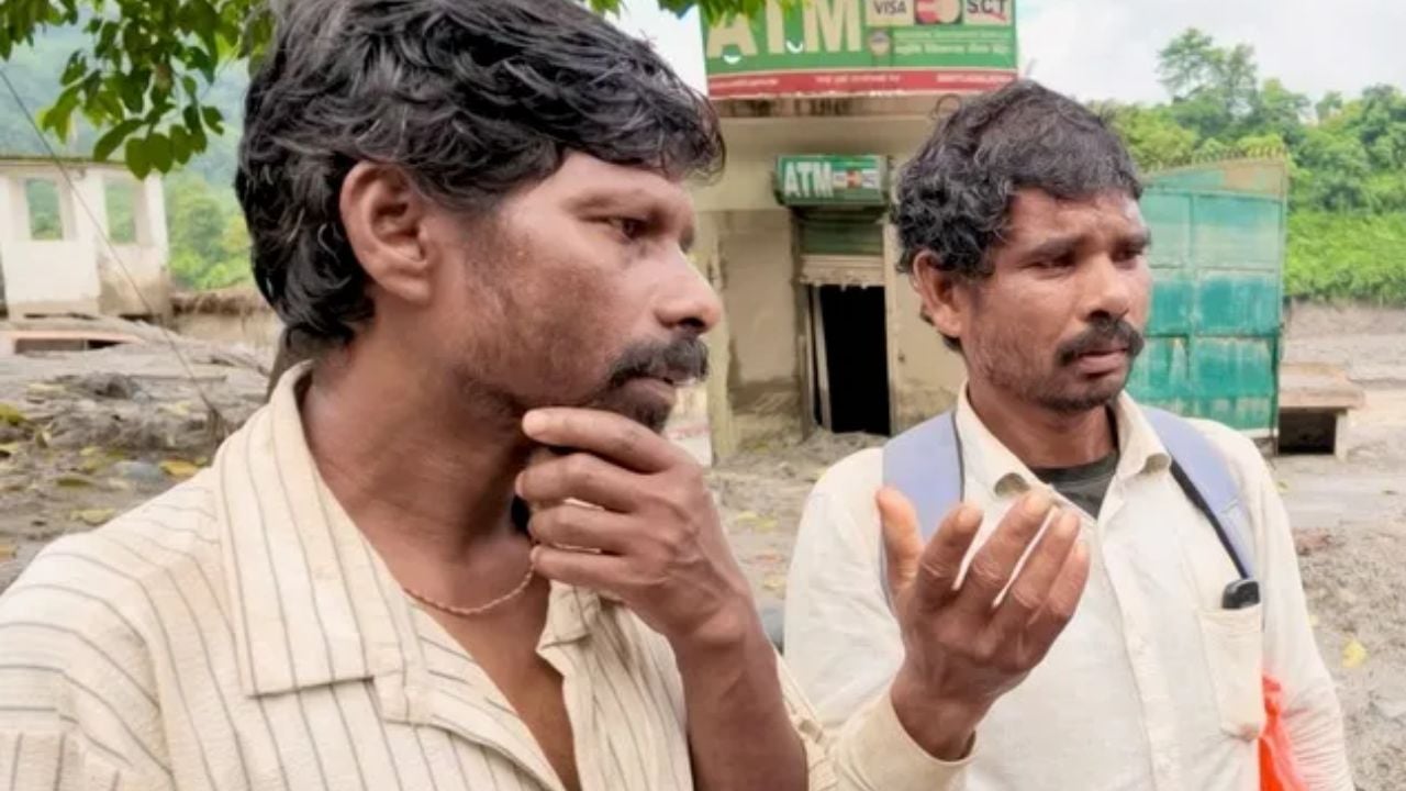 নেপালে বন্যা: নিখোঁজ ছেলের সন্ধানে দিনের পর দিন হেঁটে চলেছেন বাবা