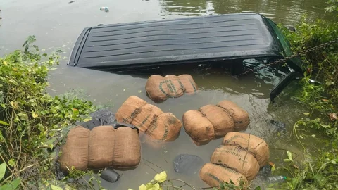 পুলিশের তাড়ায় পুকুরে মাইক্রোবাস, ভেসে উঠলো গাঁজার বস্তা