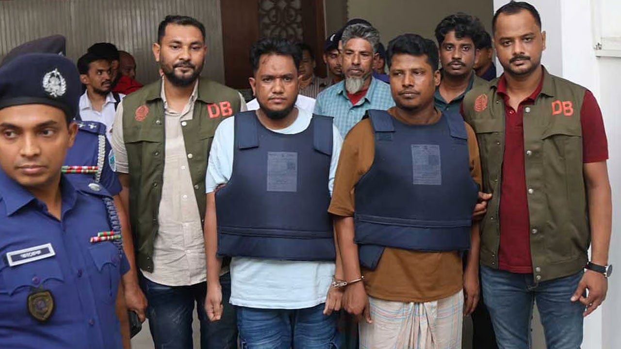 পুলিশকে ‘সন্ত্রাসী’ মোবারক বলেন, কসম করেন, আমাকে কিছু করবেন না