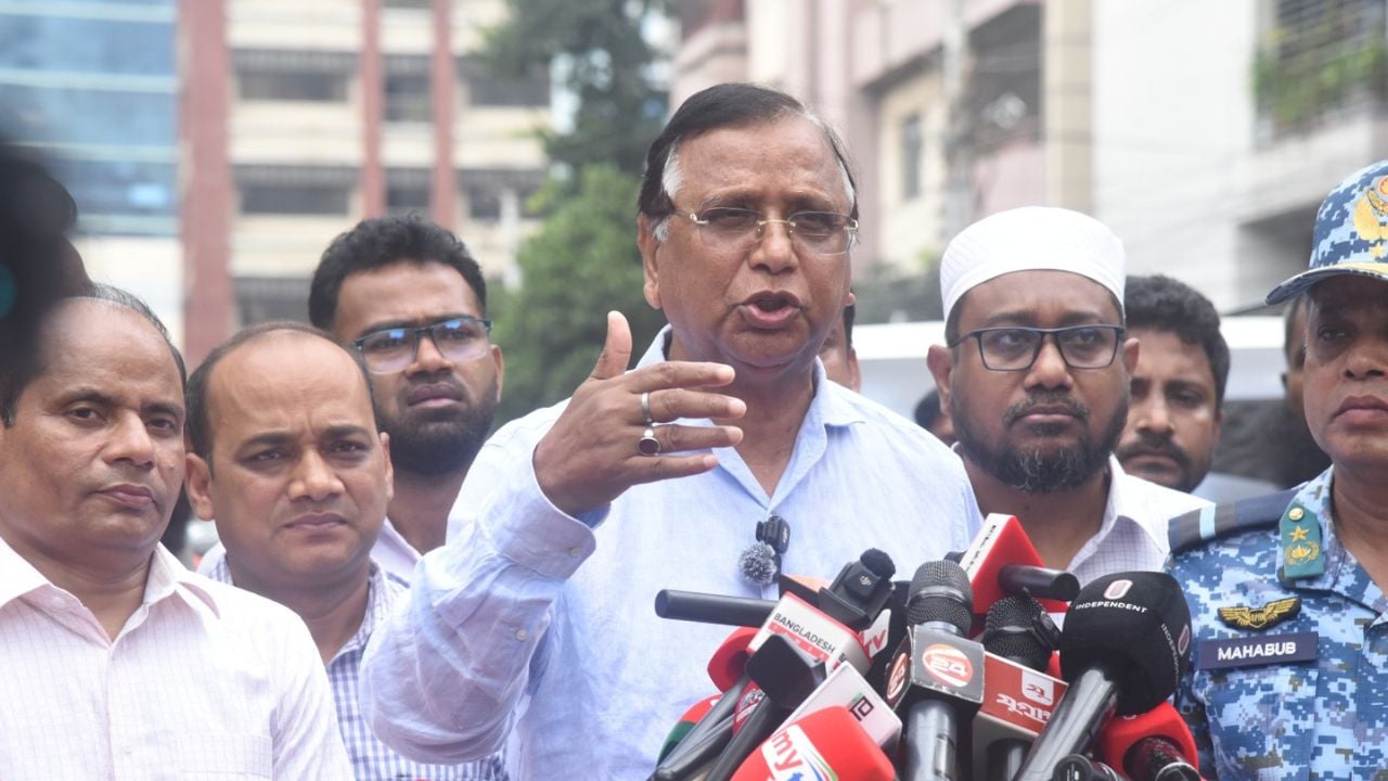 ফুটপাতে অবৈধভাবে ব্যবসা করলে কঠোর ব্যবস্থা: ডিএসসিসি প্রশাসক