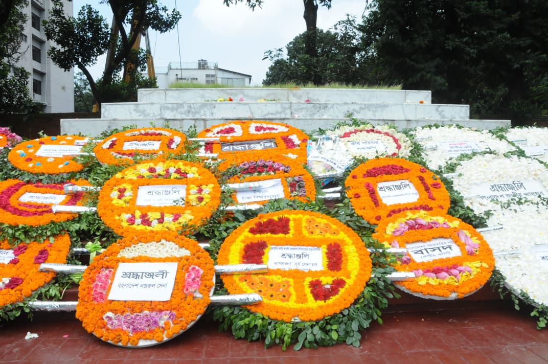 ফুলেল শ্রদ্ধায় সিক্ত জাতীয় কবি