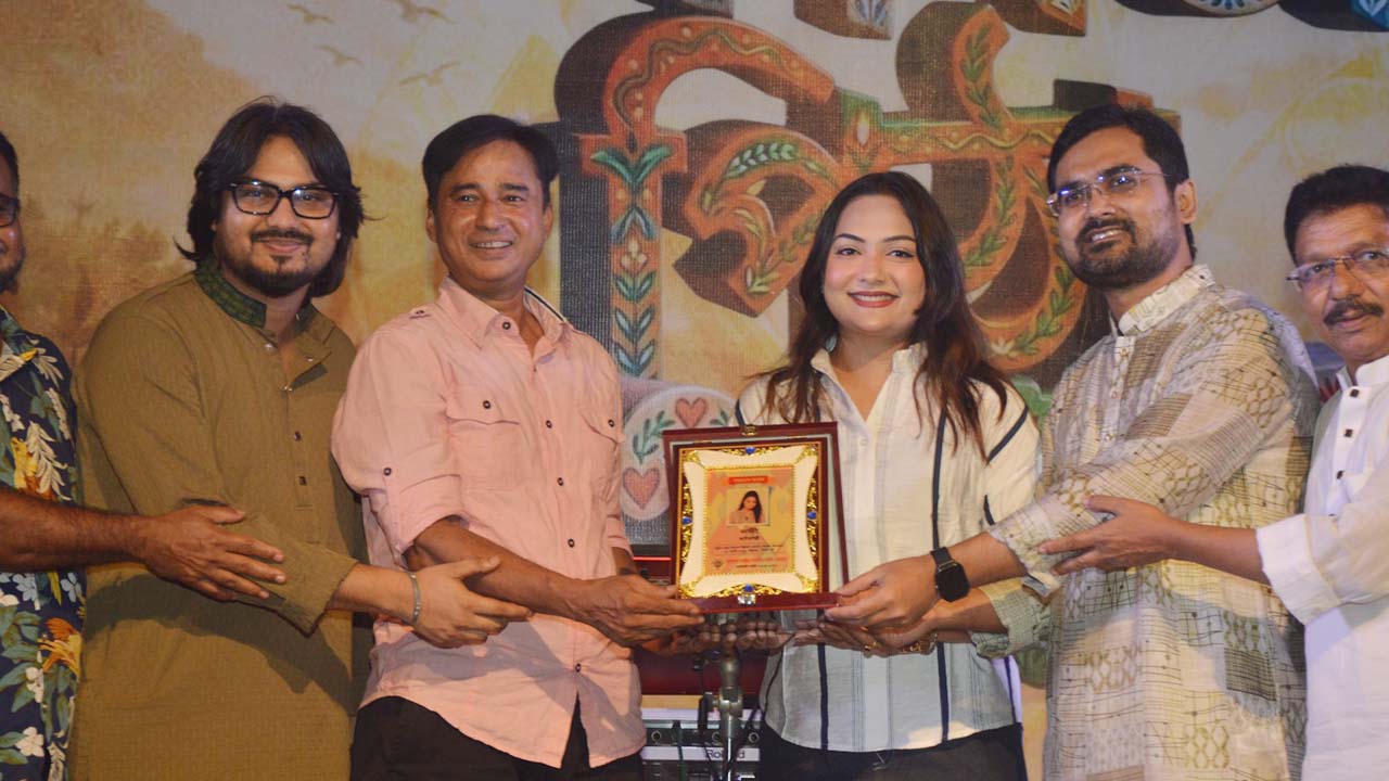 সংগীতশিল্পী নদীর হাতে সম্মাননা তুলে দেন বাংলাদেশ চলচ্চিত্র সাংবাদিক সমিতির (বাচসাস) নেতারা