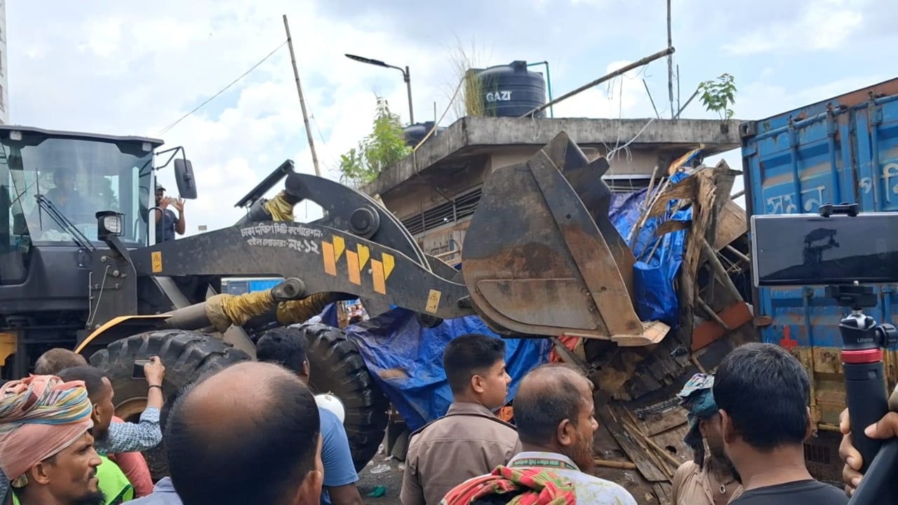 বাদামতলীর দুই শতাধিক অবৈধ পার্কিং-দোকান উচ্ছেদ করলো ডিএসসিসি