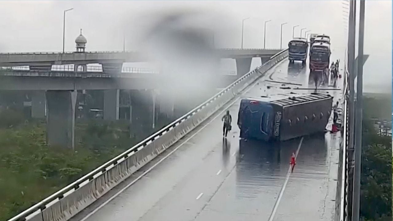 পদ্মা সেতুতে বাস উল্টে ৮ জন আহত