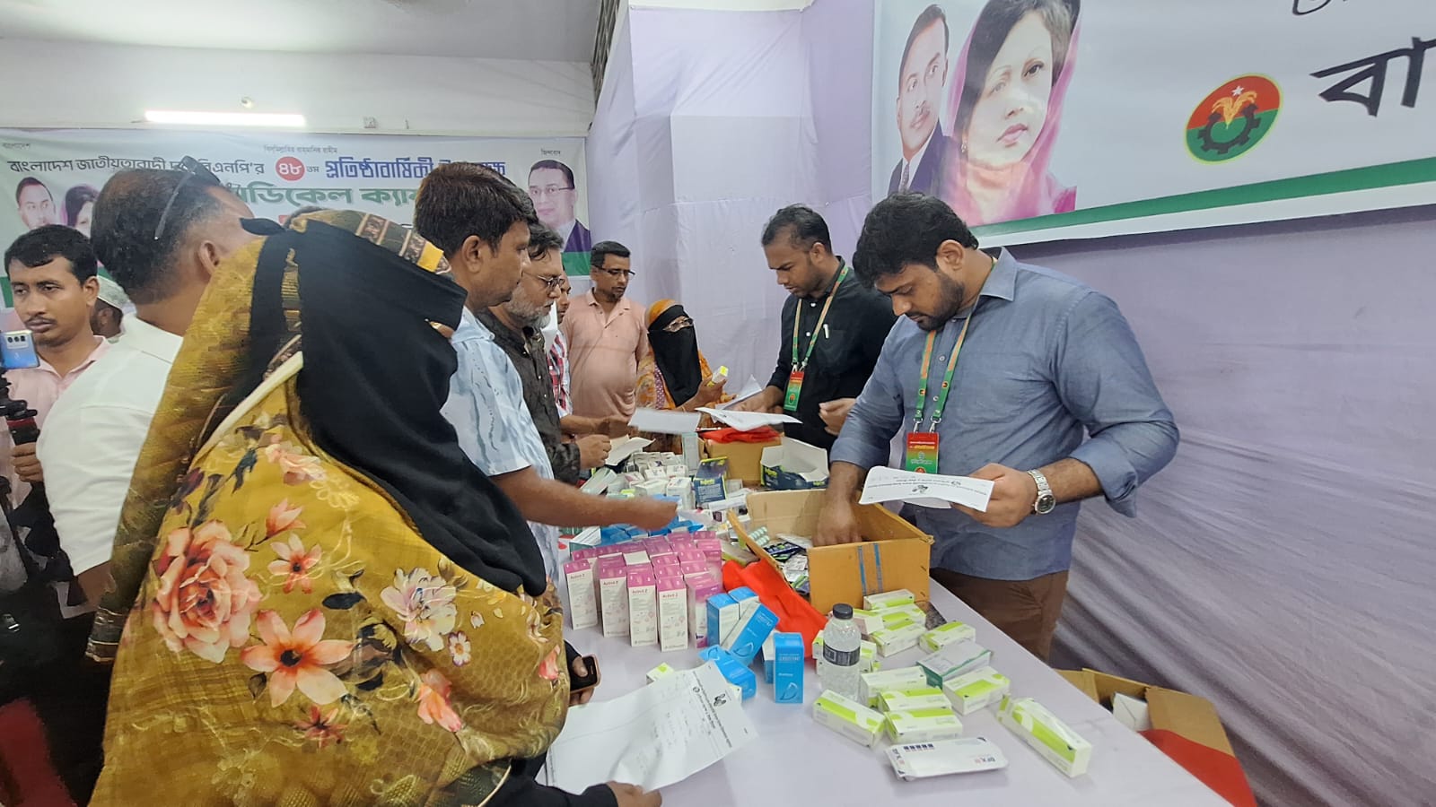 বিনামূল্যে চিকিৎসা সেবা নিচ্ছেন সাধারণ মানুষ থেকে শুরু করে বিএনপির নেতাকর্মীরাও