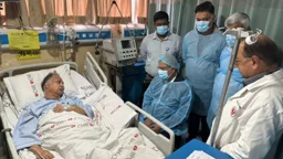 বিদ্যুৎমন্ত্রীকে দেখতে হাসপাতালে রাষ্ট্রপতি