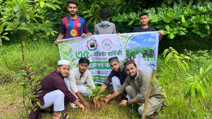 প্রতিষ্ঠাবার্ষিকীতে কুবিতে ইসলামী ছাত্র আন্দোলনের বৃক্ষরোপণ