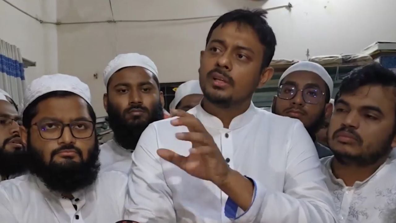 জামিয়া ইসলামিয়া ইউনুছিয়া মাদ্রাসায় সাংবাদিকদের সঙ্গে কথা বলছেন নাসীরুদ্দীন পাটোয়ারী