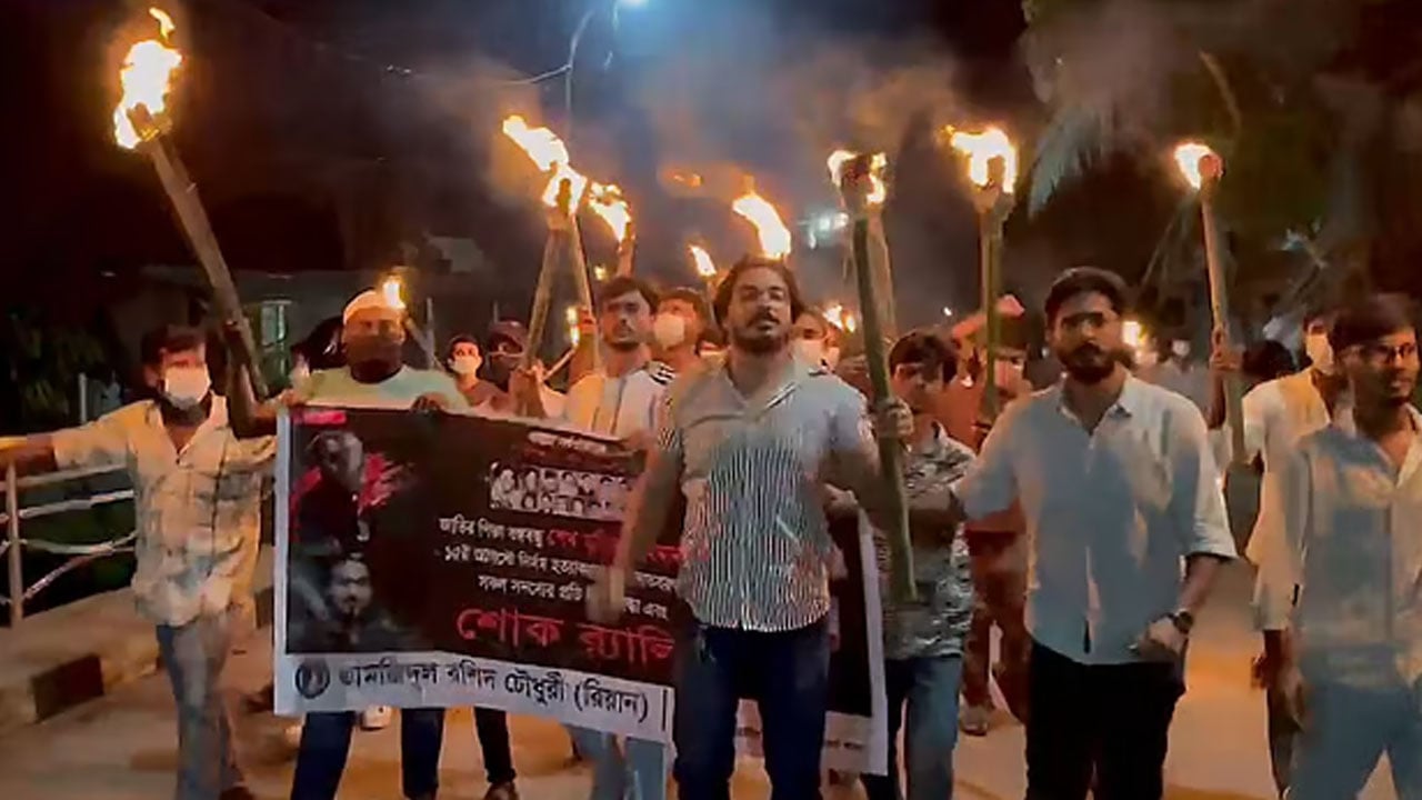 ফরিদপুরে নিষিদ্ধঘোষিত ছাত্রলীগের মশাল মিছিল