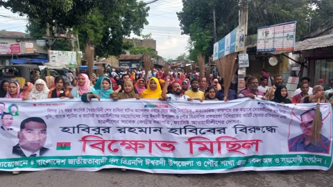 ঈশ্বরদীতে বিএনপির ঘোষিত কমিটির বিরুদ্ধে ঝাড়ু মিছিল