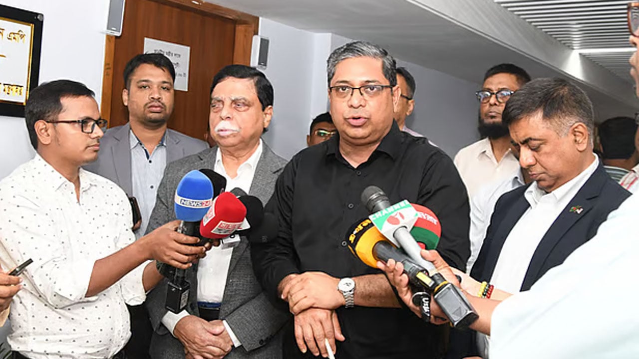 বাংলাদেশে নিযুক্ত মালয়েশিয়ার হাইকমিশনার মোহাম্মদ সুহাদা বিন ওসমানের সঙ্গে বৈঠক শেষে সাংবাদিকদের সঙ্গে কথা বলছেন স্থানীয় সরকার প্রতিমন্ত্রী মীর শাহে আলম