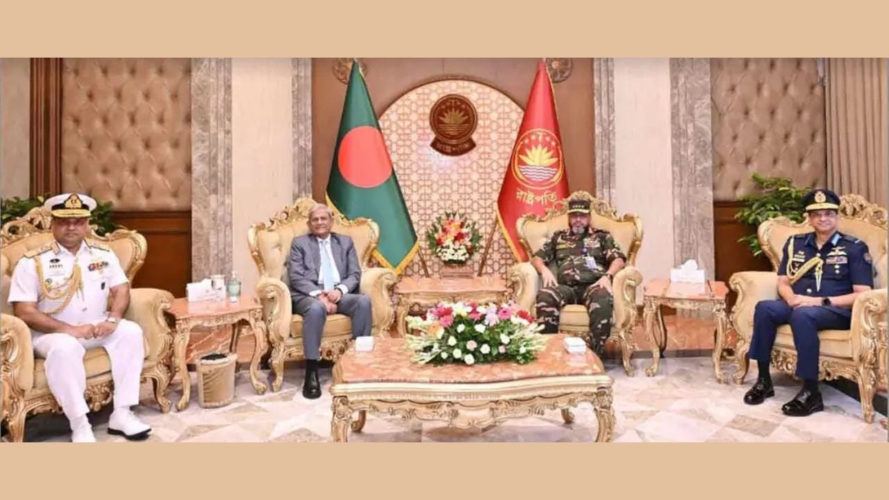 রাষ্ট্রপতির সঙ্গে তিন বাহিনীর প্রধানদের সৌজন্য সাক্ষাৎ
