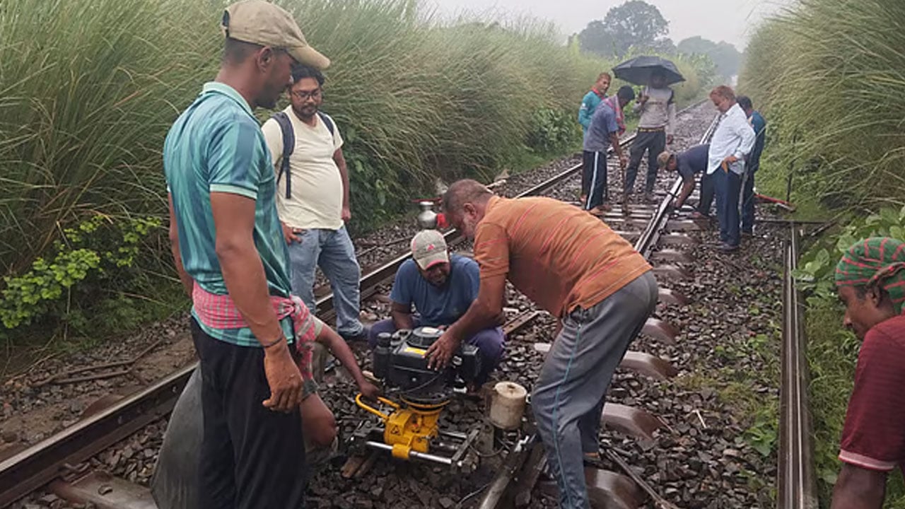 ভেঙে যায় রেললাইনের পাত, ২ ঘণ্টা পর ট্রেন চলাচল স্বাভাবিক