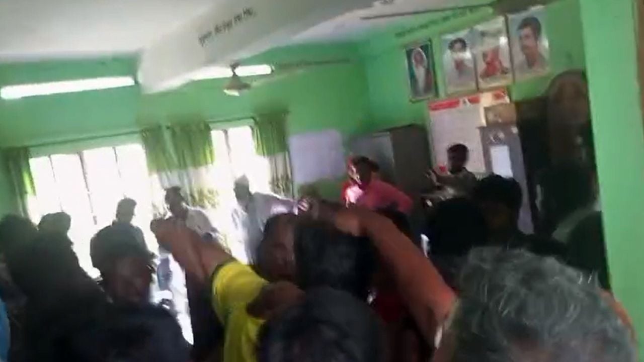 প্রধান শিক্ষকের রুমে হামলা