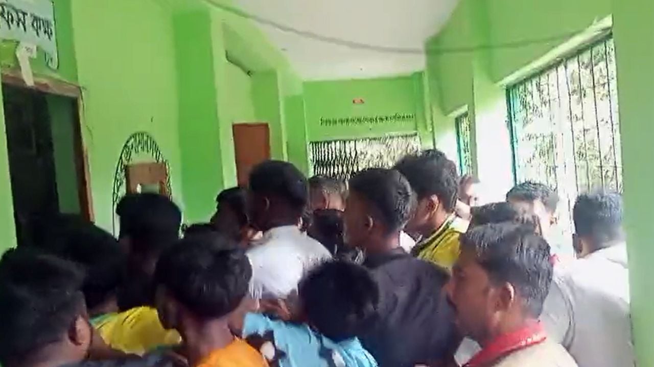 বিদ্যালয়ে বহিরাগতদের হামলা