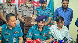 সকালে ছাদেই খুন হন গণপতি-স্ত্রী-মেয়ে