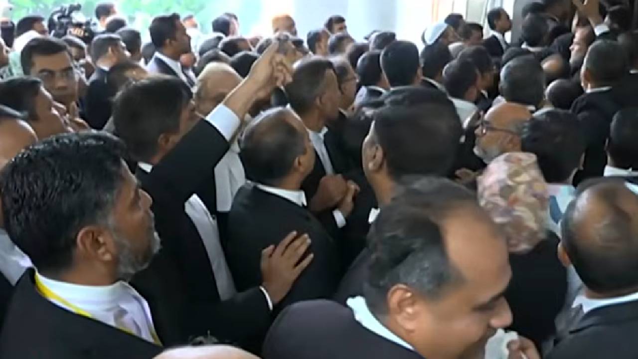 সুপ্রিম কোর্টে বিএনপিপন্থি আইনজীবীদের হাতাহাতি, আহত ৫