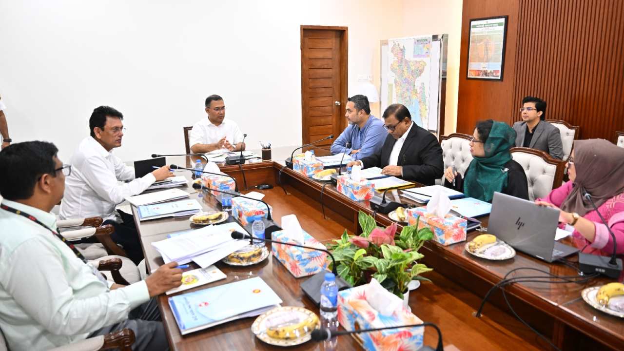 বৈঠকে প্রধানমন্ত্রী তারেক রহমানসহ অন্যরা। ছবি: পিএমও