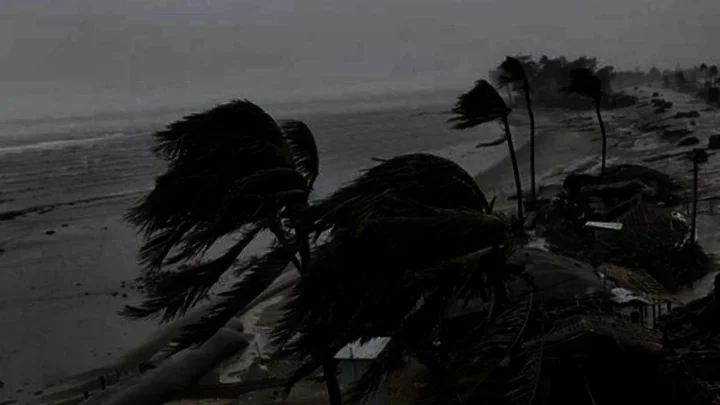৭ জেলায় ঝড়ের আভাস, নদীবন্দরে সতর্কতা