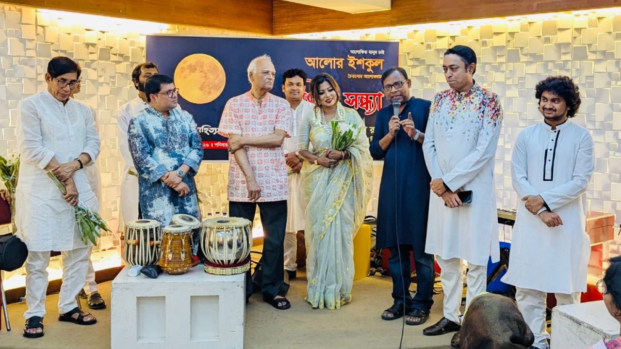 শিল্পীকে বরণ করে নিচ্ছেন আয়োজকরা
