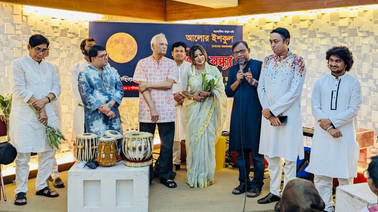 শিল্পীকে বরণ করে নিচ্ছেন আয়োজকরা